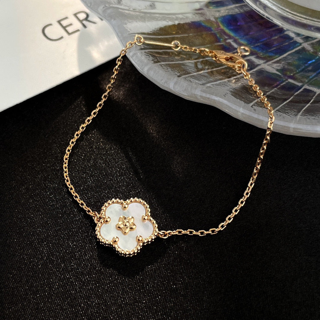 [LUCKY LOVE]LUCKY WHITE MOP PLUM BLOSSOM  BRACELET